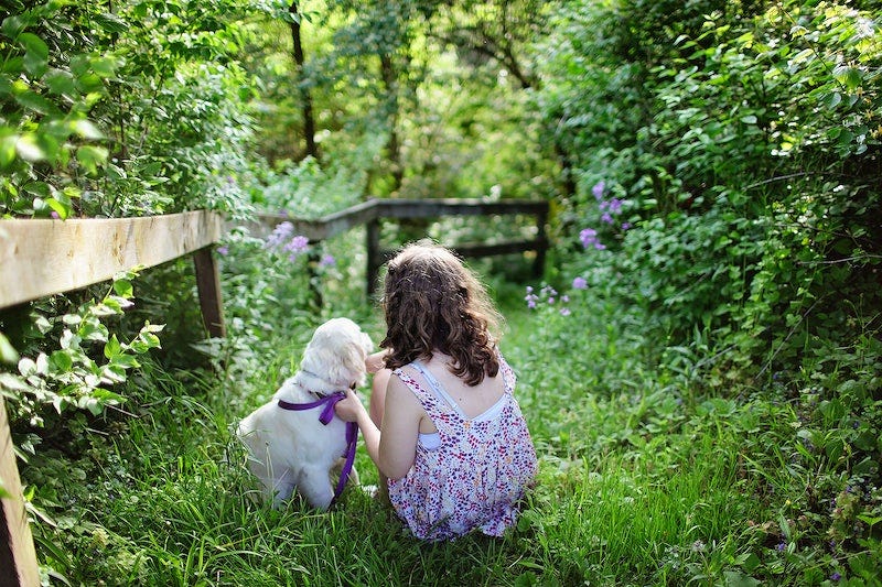 girl with puppy in the outdoors combating anxiety